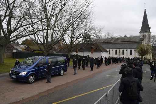 Mort de Valéry Giscard d'Estaing: plusieurs personnes se sont recueillies à Authon