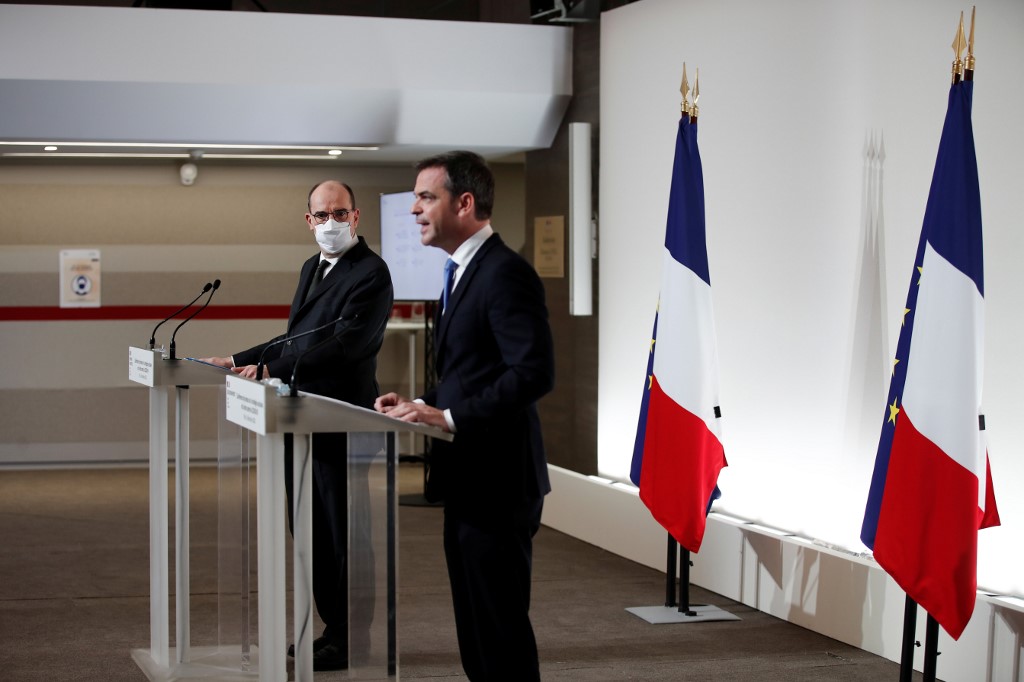Le Premier ministre français Jean Castex et le ministre français de la Santé Olivier Veran lors d'une conférence de presse. (AFP)