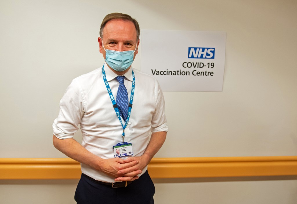 Le directeur général du National Health Service (NHS) Simon Stevens, en Angleterre, où le vaccin est déjà distribué. (AFP)