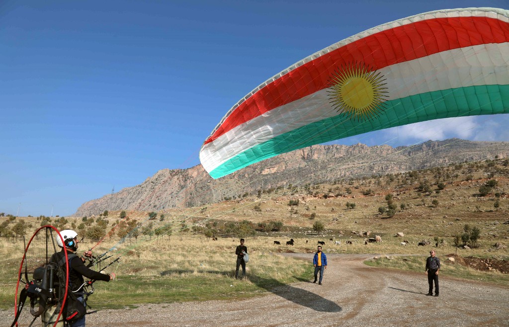 Dans le nord irakien, les amoureux du parapente font décoller leur sport favori