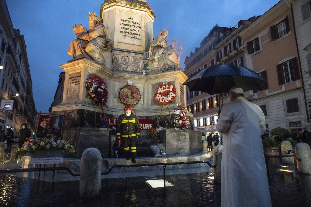 Le pape déjoue les foules en allant prier au petit matin sur une place de Rome