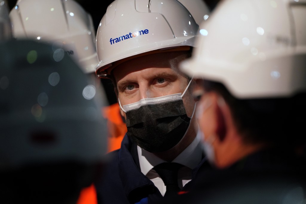 Le président français Emmanuel Macron rencontre en visite sur le site du fabricant français de réacteurs nucléaires Framatome au Creusot. (AFP)