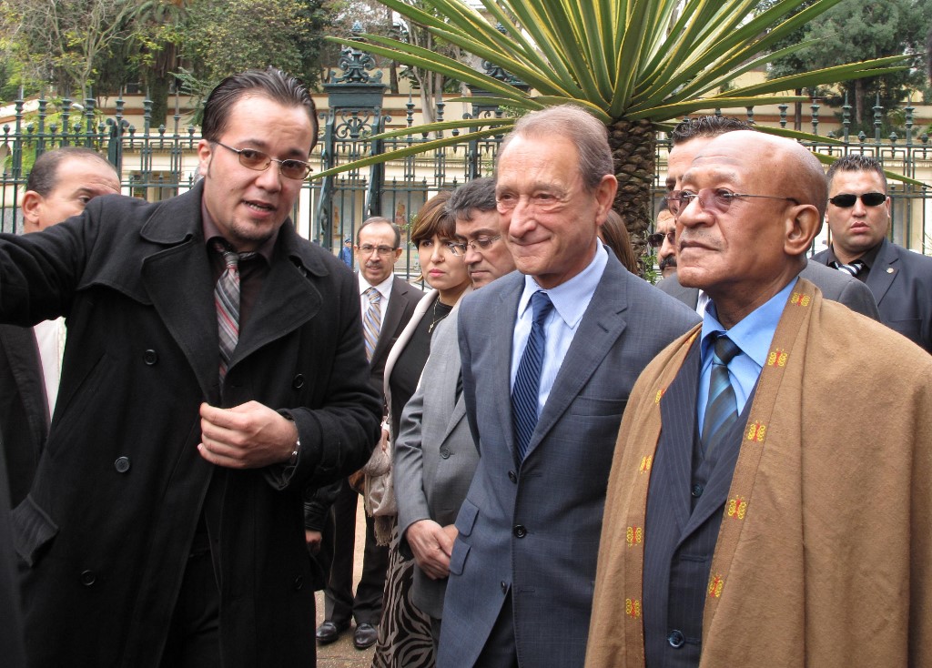 L'ancien maire de Paris Bertrand Delanoë avec l'ancien préfet d'Alger, Abdelkader Zoukh, le 25 novembre 2013. (AFP)