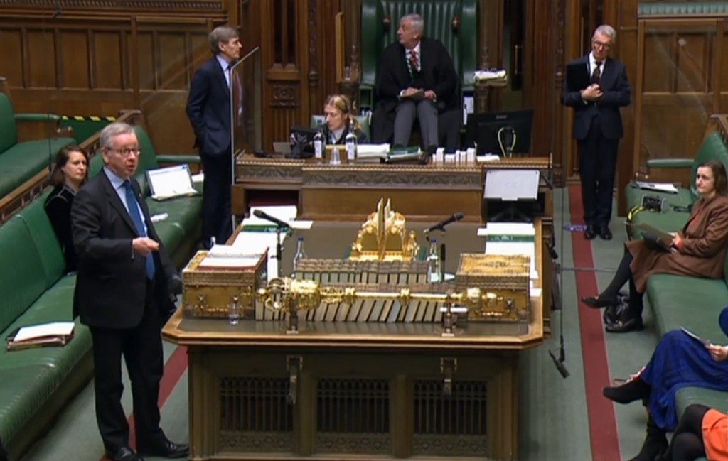 Une capture vidéo d'une séquence diffusée par l'unité d'enregistrement parlementaire (PRU) du Parlement britannique montre le chancelier britannique du duché de Lancaster Michael Gove avec les députés du protocole de l'Irlande du Nord, dans le cadre du retrait du Brexit.(AFP)