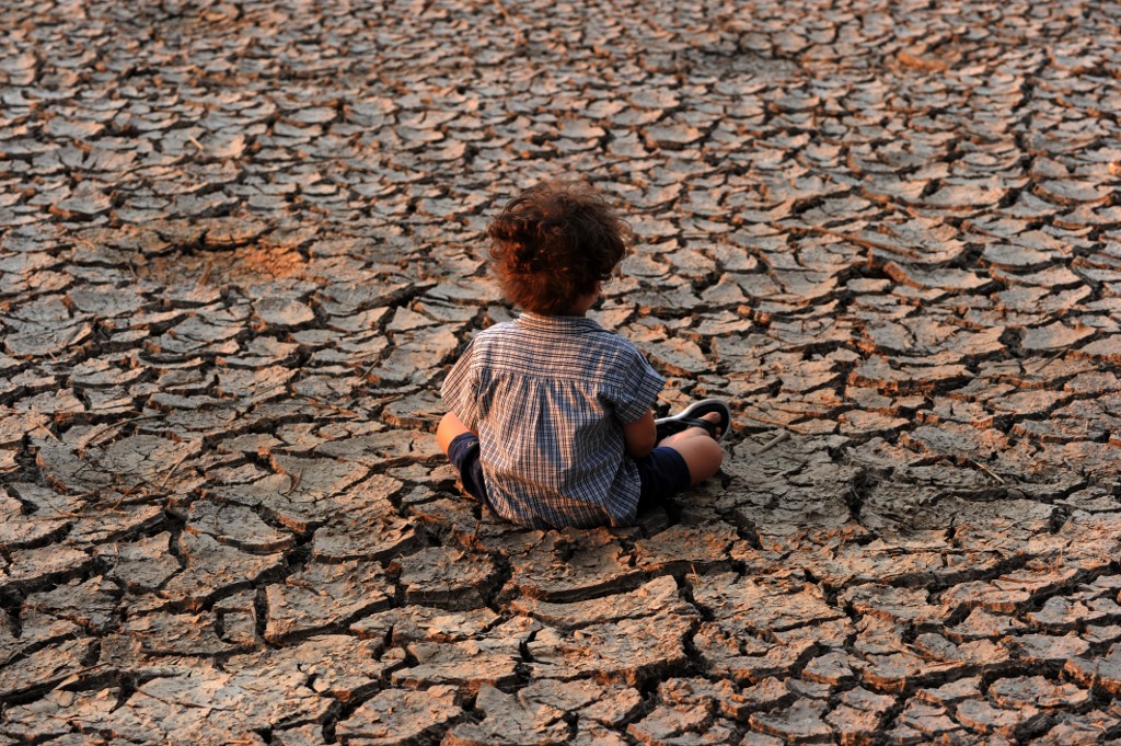 Un enfant dans une zone touchée par une sécheresse le jour de la Terre dans la banlieue sud de Tegucigalpa. (AFP)