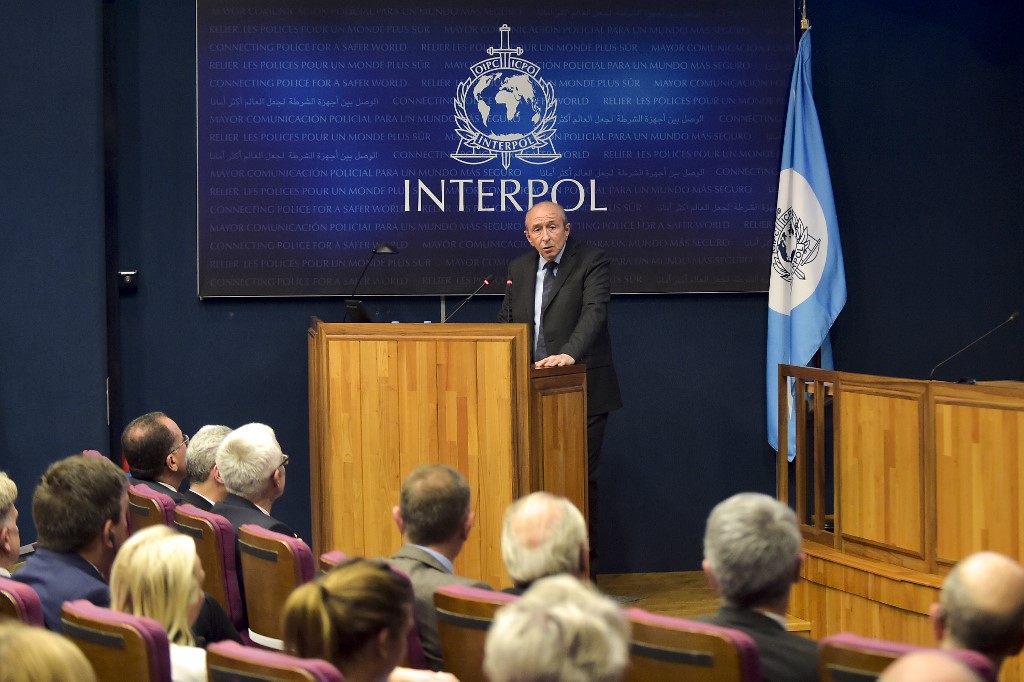 L'ancien ministre français de l'Intérieur, Gérard Collomb, prononce un discours lors de la cérémonie marquant le 30e anniversaire de l'Organisation internationale de police criminelle, plus connue sous le nom d'INTERPOL. (AFP)