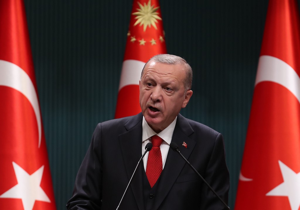 Le président turc Recep Tayyip Erdogan prononce un discours après la réunion du cabinet au complexe présidentiel d'Ankara. (AFP)