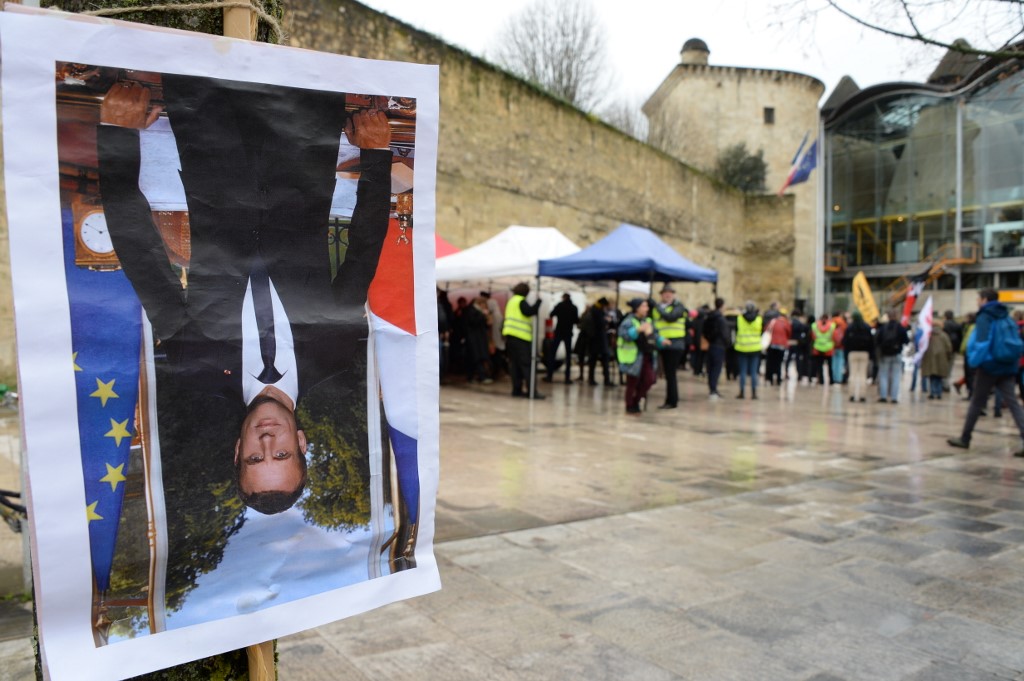 Peine allégée en appel pour sept "décrocheurs" de portraits d'Emmanuel Macron