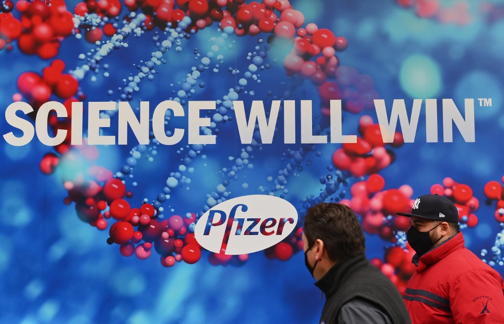 "La science gagnera" peut-on lire sur cette affiche publicitaire Pfizer. (AFP).