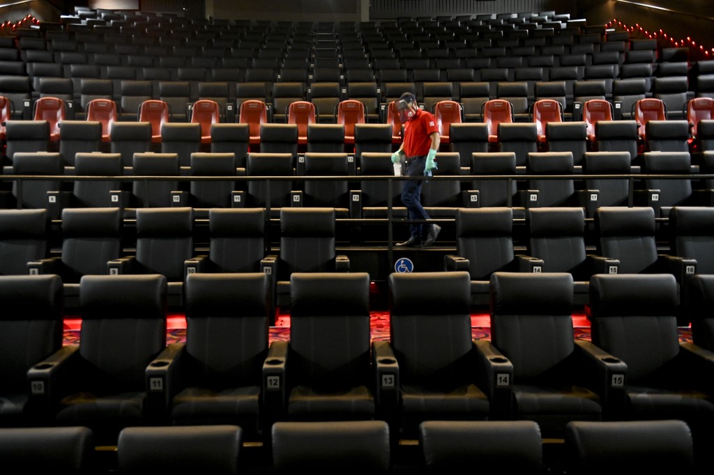 Sans perspective d'ouverture avant 2021, le monde de la culture en France fulmine