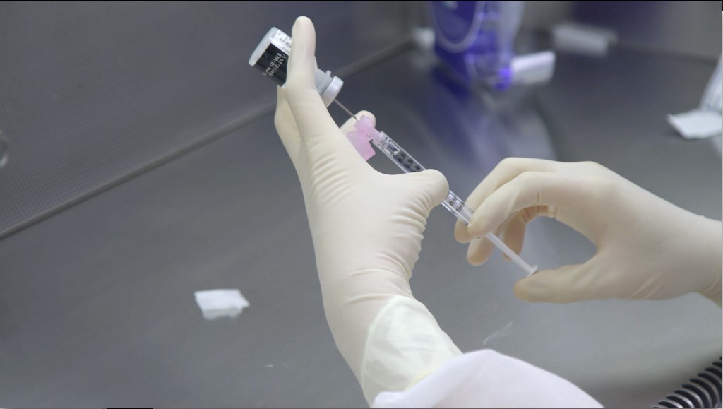 Les Etats-Unis donnent le feu vert au vaccin de Pfizer, l'inquiétude règne en Europe