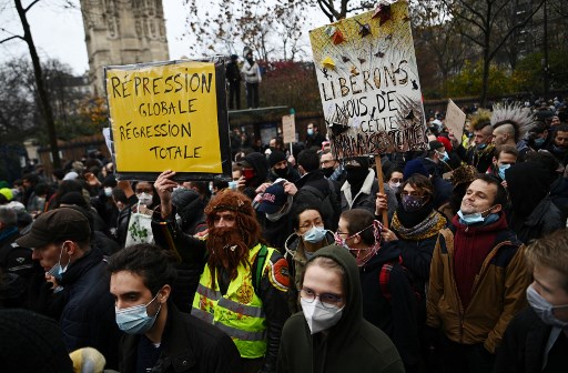 Quelques centaines de manifestants à Paris contre la loi Sécurité globale