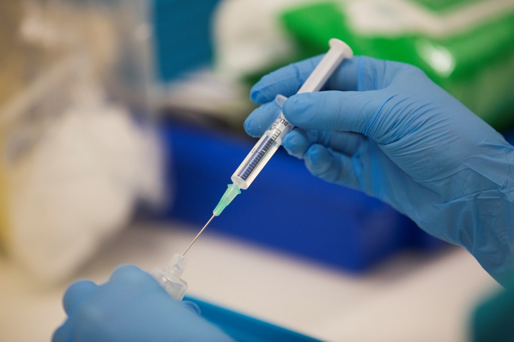 Le chef de la FDA a aussi assuré que la rapidité dans l'autorisation ne remettait pas en cause le sérieux des vérifications, soulignant que les essais cliniques et «d'importants contrôles de sécurité» allaient se poursuivre parallèlement à la distribution du vaccin à la population américaine.(AFP)