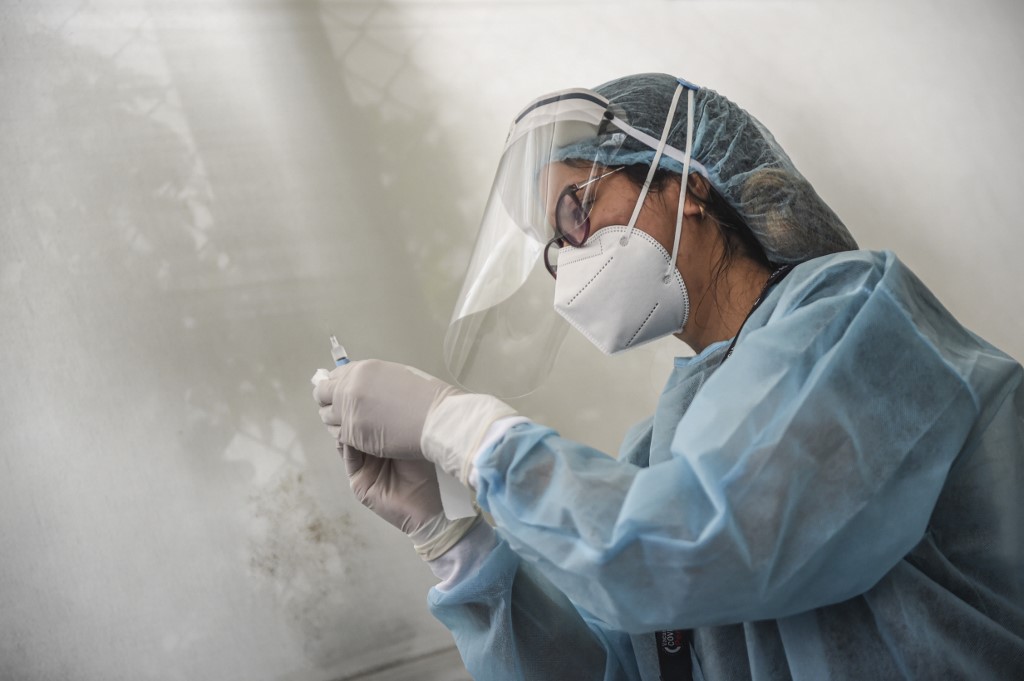Cette décision a été prise pour «protéger la santé des volontaires durant la phrase trois d'essai des vaccins», après «l'identification d'un évènement indésirable sérieux chez l'un des sujets de recherche», a expliqué le ministère dans un communiqué.(AFP)