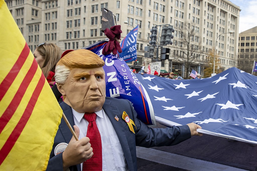 Les gens se rassemblent pour soutenir le président Donald Trump et pour protester contre le résultat de l'élection présidentielle de 2020 près de la place de la liberté le 12 décembre. (AFP)