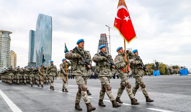 Des membres d'une brigade de commandos des forces turques participent à un défilé militaire. (AP)