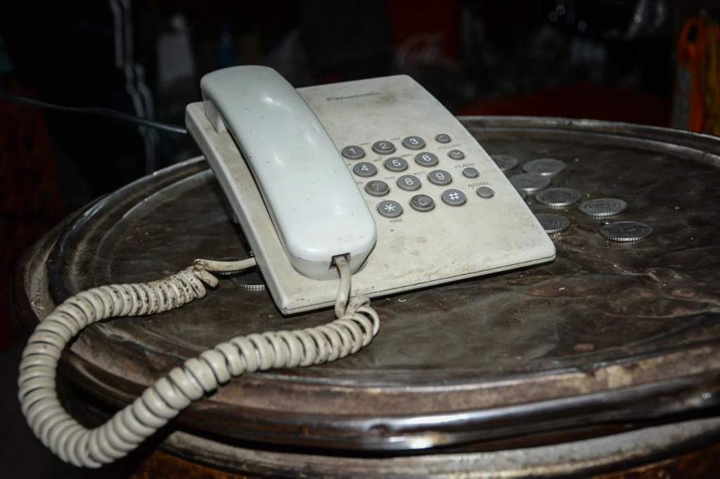 Les opérateurs téléphoniques, au premier rang desquels Orange, doivent permettre l'accès au service «universel» de téléphonie fixe, réclament plus de 200 élus ruraux, dénonçant que «des services de base comme le simple accès à une ligne fixe ne (soient) pas garantis».(AFP)
