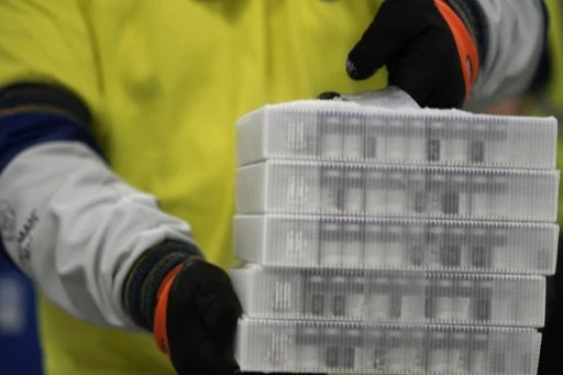 Covid-19: les Etats-Unis vaccinent, la France teste massivement
