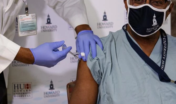 Pour contrer la Covid-19, l'Europe durcit ses mesures et presse le pas sur les vaccins