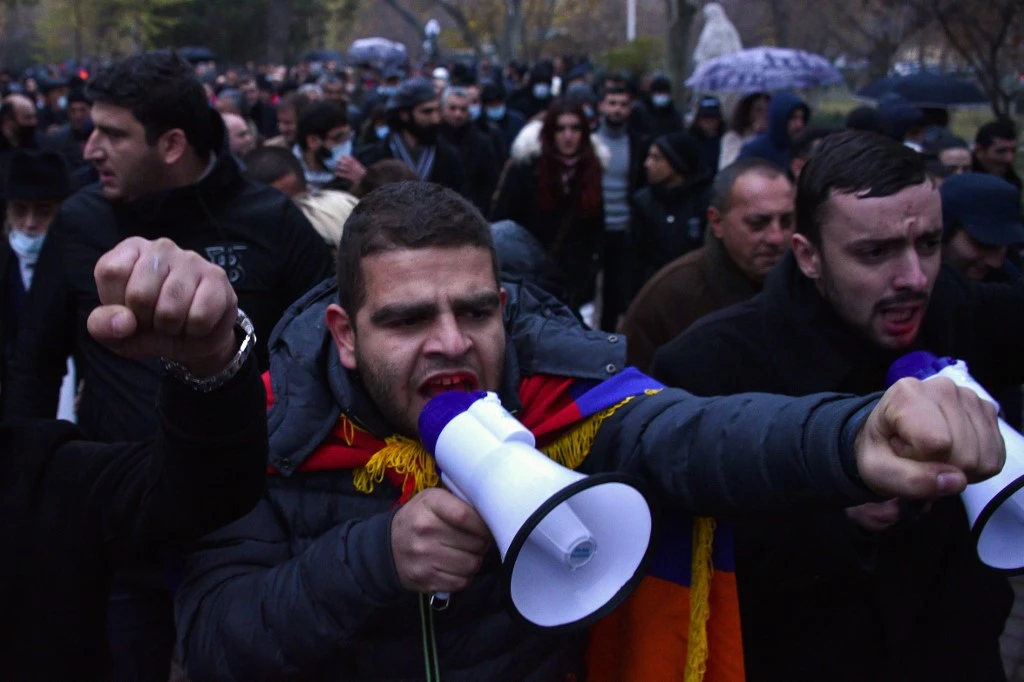 «Mardi, à partir de midi, nous devons entamer une grève nationale», a déclaré l'un des dirigeants du parti d'opposition arménienne Dachnaktsoutioun, Ichkhan Saghatelian, lors d'un défilé d'opposition qui a réuni des milliers de personnes à Erevan, la capitale.(AFP)