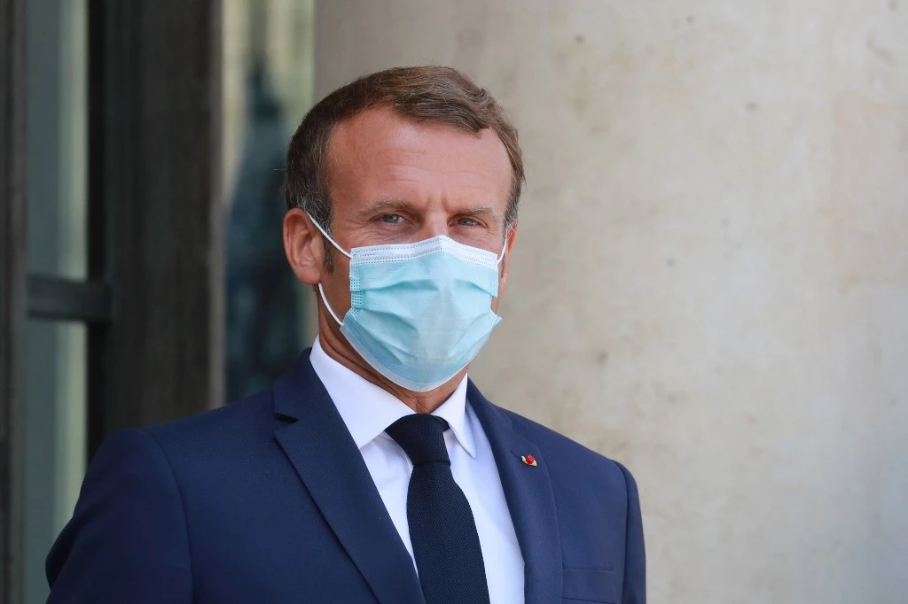 Macron, positif au coronavirus, se place en isolement et annule son voyage au Liban