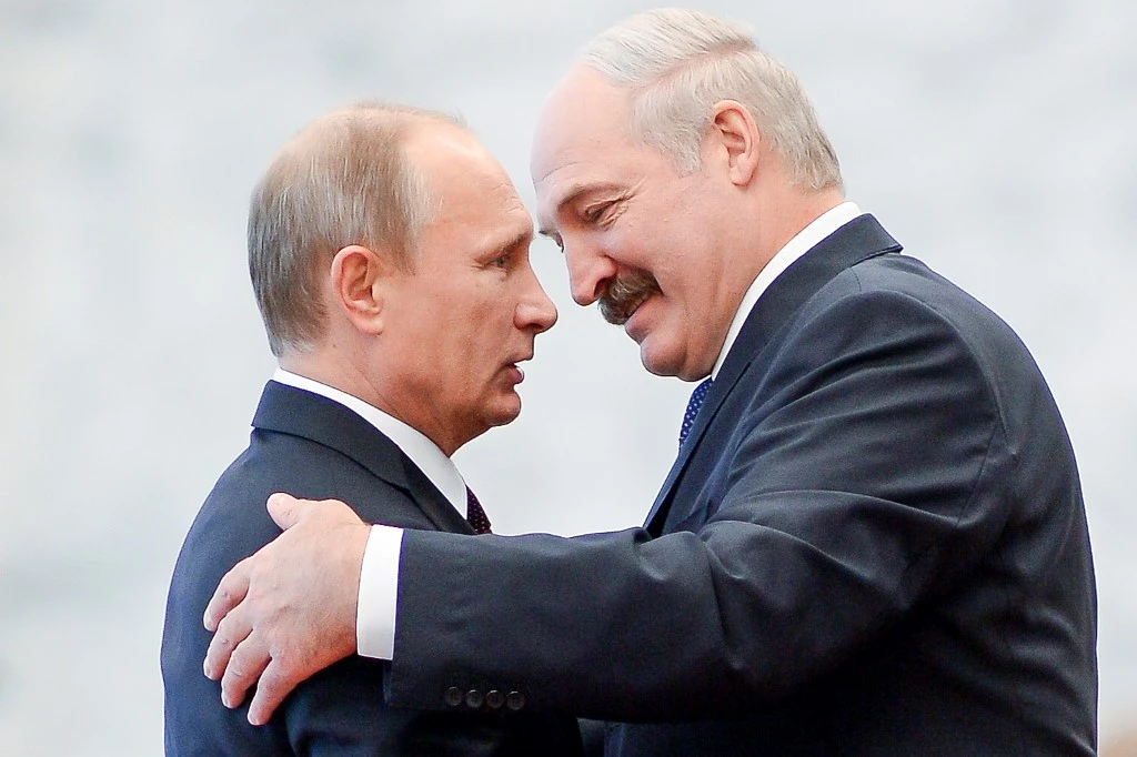 Le président biélorusse Alexandre Loukachenko et le président russe Vladimir Poutine. (AFP)
