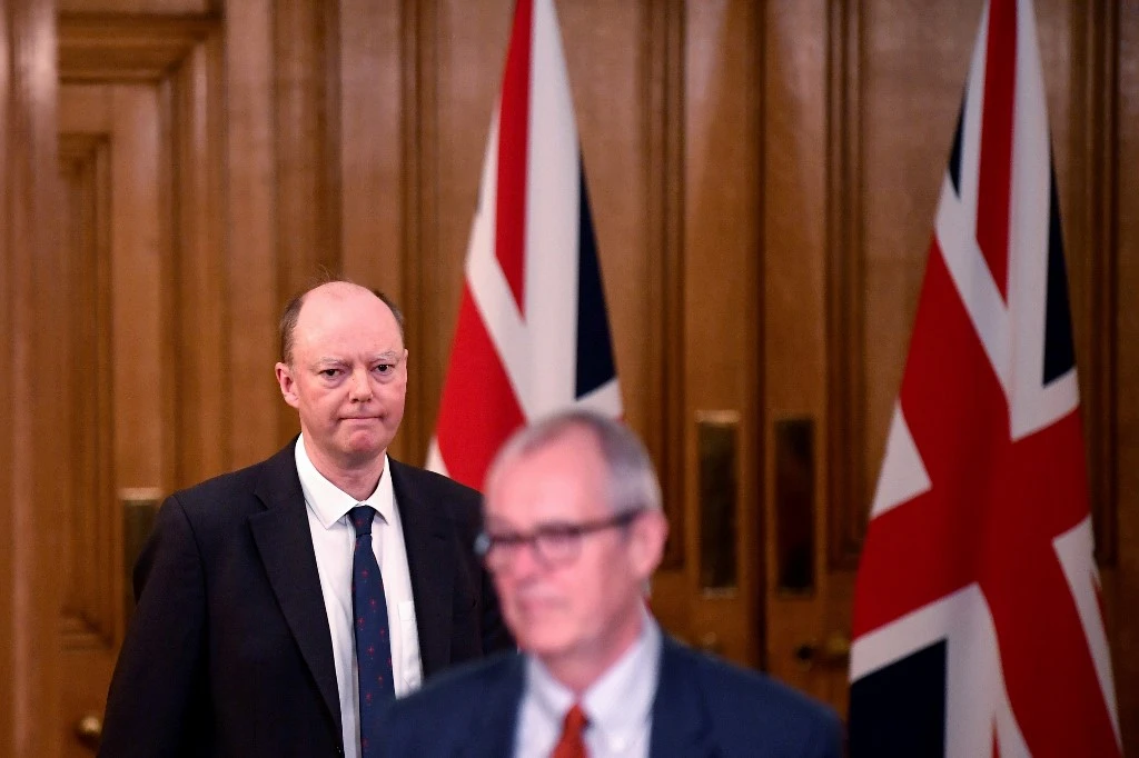 Le médecin-chef Chris Whitty (à gauche) et le conseiller scientifique Patrick Vallance arrivent pour assister à une conférence de presse virtuelle au 10 Downing Street, dans le centre de Londres, le 19 décembre 2020. (AFP)