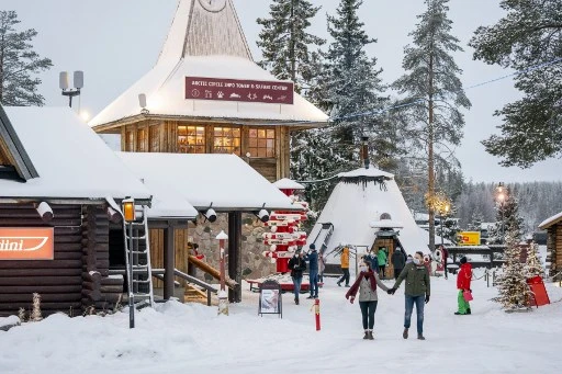 Sans touristes, ambiance solitaire pour le père Noël dans son village de Laponie