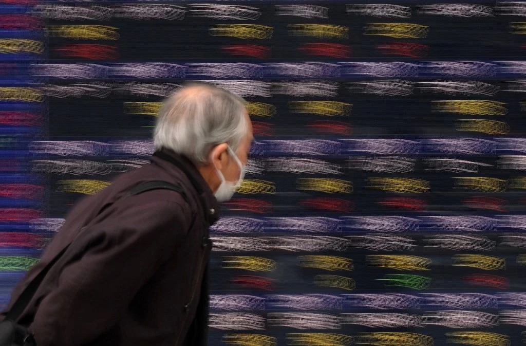 Les Bourses mondiales dévissaient lundi après-midi en raison des craintes liées à une nouvelle mutation de la Covid-19. (AFP)