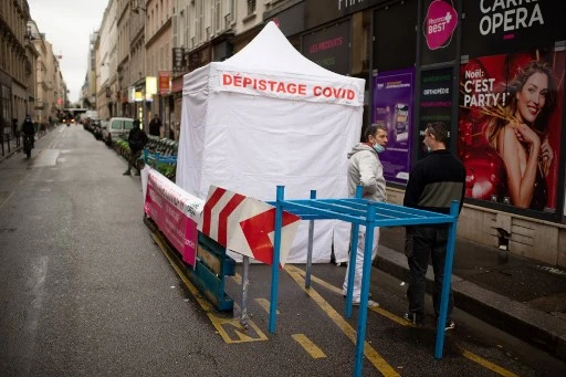 Virus: l'UE tente d'harmoniser l'isolement du Royaume-Uni et vaccinera dès dimanche