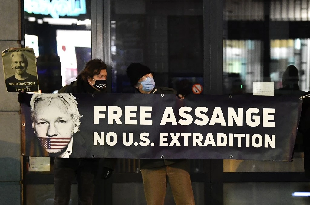 Des manifestants tiennent une pancarte pour soutenir le fondateur de WikiLeaks Julian Assange devant l'ambassade britannique de l'UE à Bruxelles. (AFP)