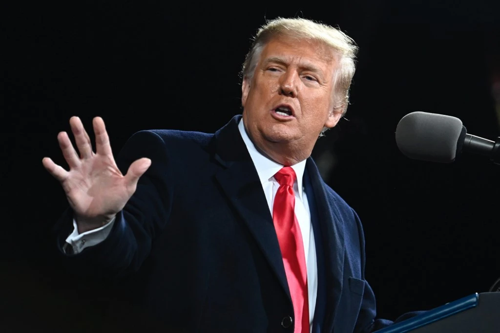 A l'approche de son départ, Trump recase ses conseillers