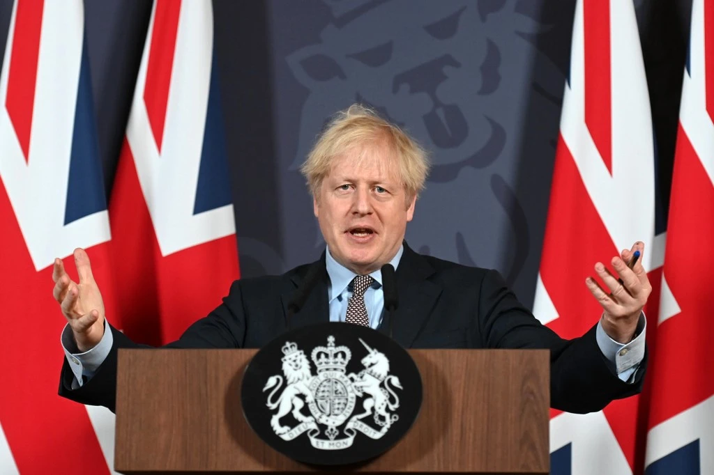 Le Premier ministre britannique Boris Johnson fait des gestes alors qu'il tient une conférence de presse à distance pour informer le pays de l'accord commercial post-Brexit, à l'intérieur du 10 Downing Street, dans le centre de Londres, le 24 décembre 2020. (AFP)