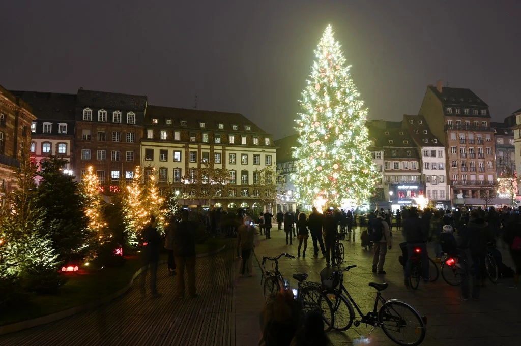 Les piétons regardent le sapin de Noël géant sur la place principale de Strasbourg, dans l'est de la France, le 27 novembre 2020. (AFP)