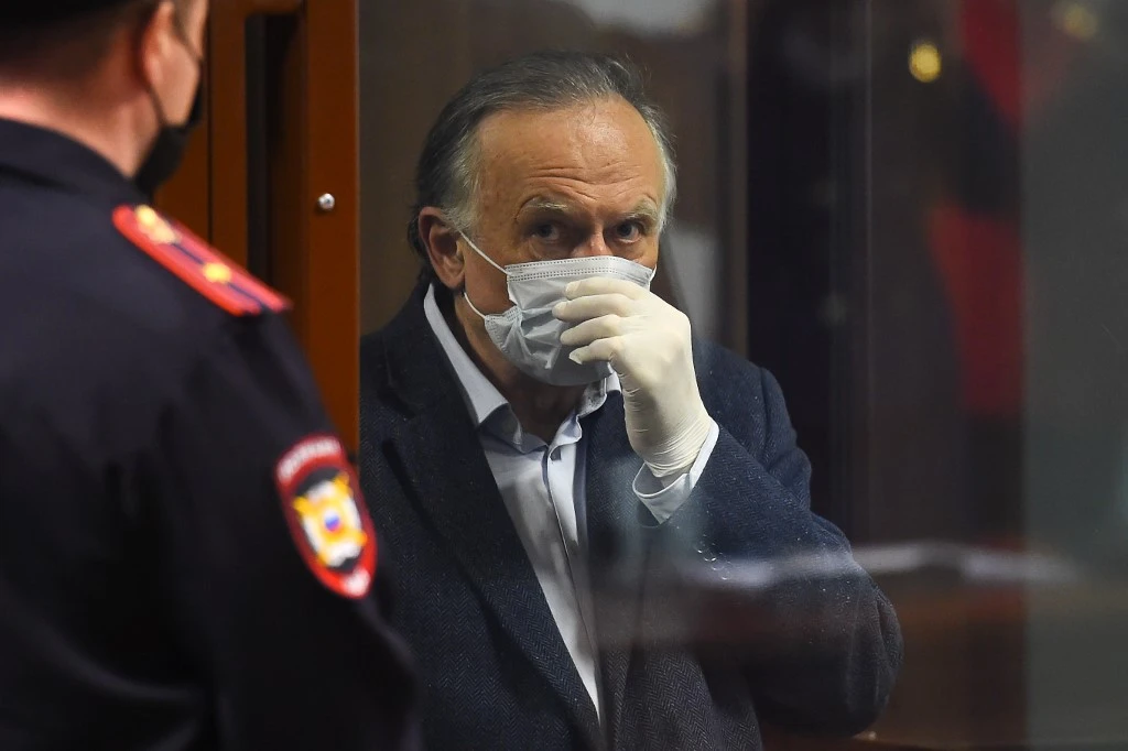 L'historien russe Oleg Sokolov, accusé du meurtre et du démembrement de son ancienne étudiante, se tient dans la cage d'un accusé lors de son audience de verdict à Saint-Pétersbourg, le 25 décembre 2020. (AFP)