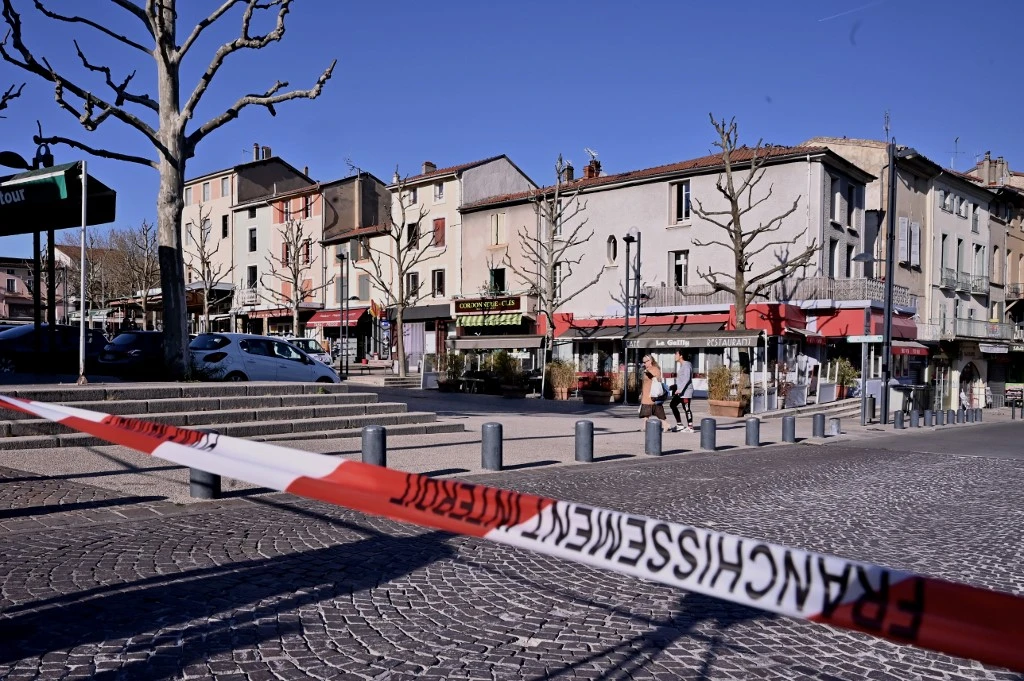 Une photo prise le 4 avril 2020 montre le centre-ville de Romans-sur-Isère, après qu'un homme a attaqué plusieurs personnes avec un couteau, en tuant deux et en blessant sept avant d'être arrêté, selon des sources proches de l'enquête. (AFP)