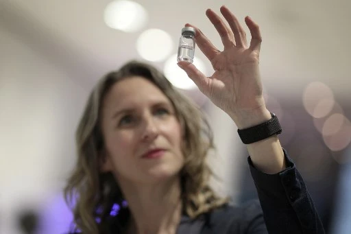 Christina Rettig, porte-parole de la société allemande de verre Schott, tenant un flacon pharmaceutique fabriqué par Schott pour contenir des vaccins vitaux au siège de la société à Mayence, dans l'ouest de l'Allemagne, le 20 novembre 2020 (Fichiers/Daniel Roland / AFP)