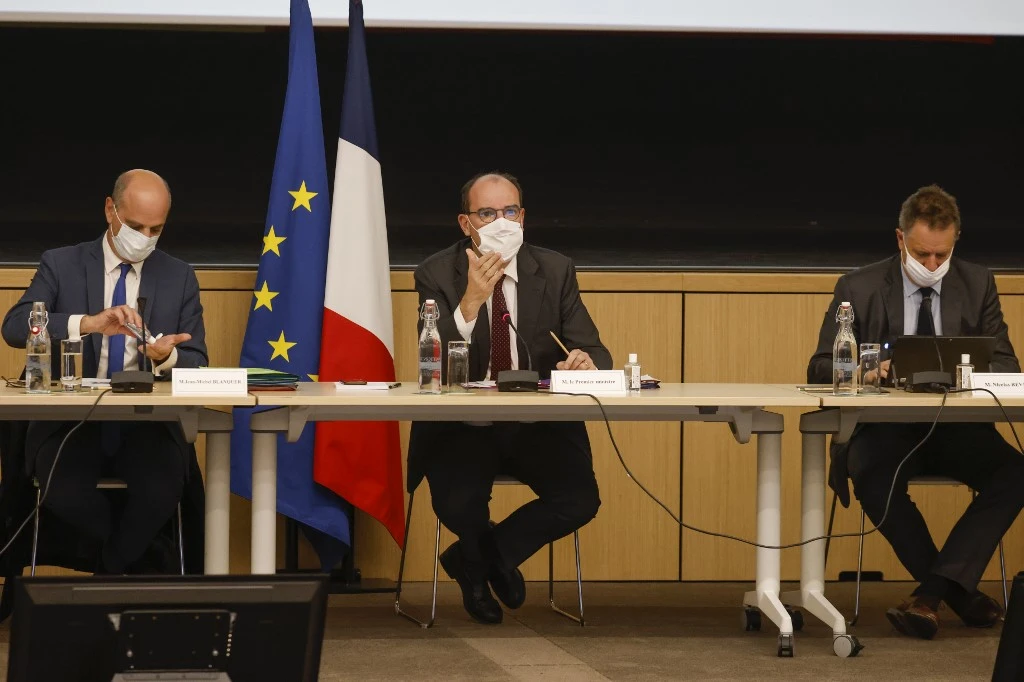 Le Premier ministre français Jean Castex parle aux côtés de son directeur de cabinet Nicolas Revel et du ministre français de l'Éducation Jean-Michel Blanquer alors qu'il préside une réunion avec les chefs des partis politiques le 27 octobre 2020 à Paris. (AFP)