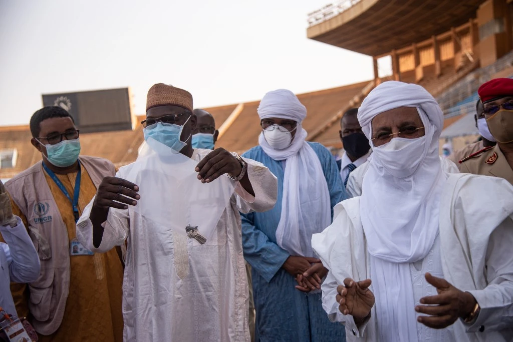 Le ministre nigérien de la Jeunesse et des Sports, Moctar Kassoum (2e - L) portant un masque de protection. (AFP)