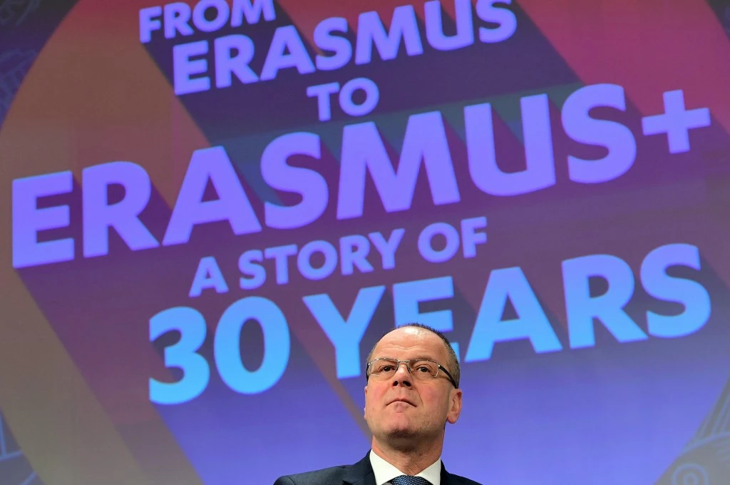 Le commissaire européen à l'éducation, à la culture, à la jeunesse et au sport, Tibor Navracsics, s'adresse à une conférence de presse sur le 30e anniversaire du programme Erasmus, à la Commission européenne à Bruxelles le 26 janvier 2017. (AFP)
