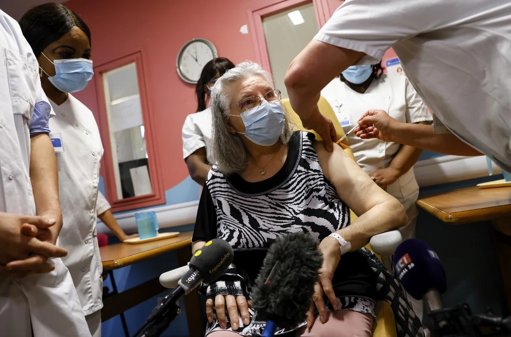 Mauricette, une Française de 78 ans, reçoit une dose du vaccin Pfizer-BioNTech Covid-19 à l'hôpital René-Muret de Sevran, en banlieue parisienne, le 27 décembre 2020. (AFP)