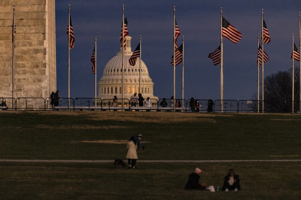 Le bâtiment du Capitole américain est vu devant le monument de Washington au coucher du soleil le 26 décembre 2020 à Washington, DC. (AFP)