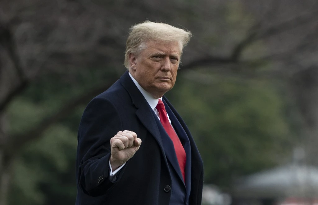 Sous pression, Trump ratifie le plan de relance de l'économie américaine