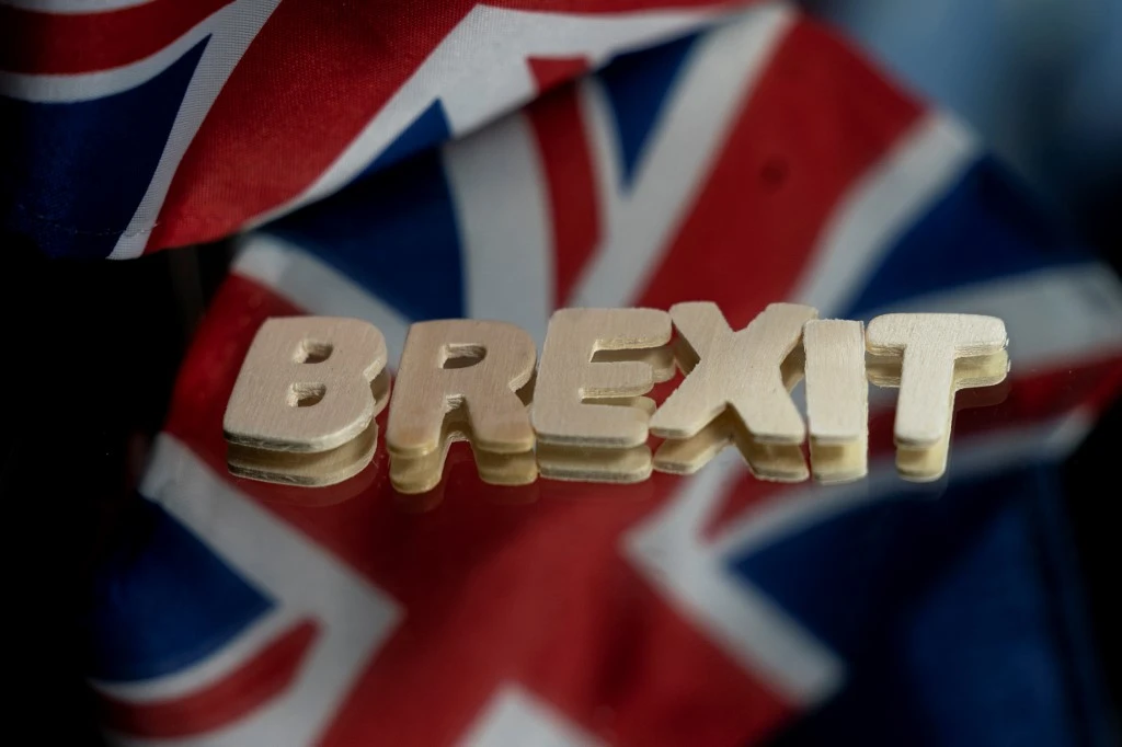 Cette photo d'archive prise le 10 décembre 2020 montre les drapeaux du Royaume-Uni et de l'Union européenne à côté du mot «Brexit» à Bruxelles. (AFP)