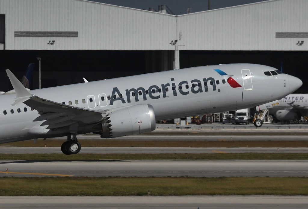 Le vol 718 d'American Airlines, un Boeing 737 Max, prend de l'aéroport international de Miami en route pour New York le 29 décembre 2020 à Miami, en Floride. (AFP)