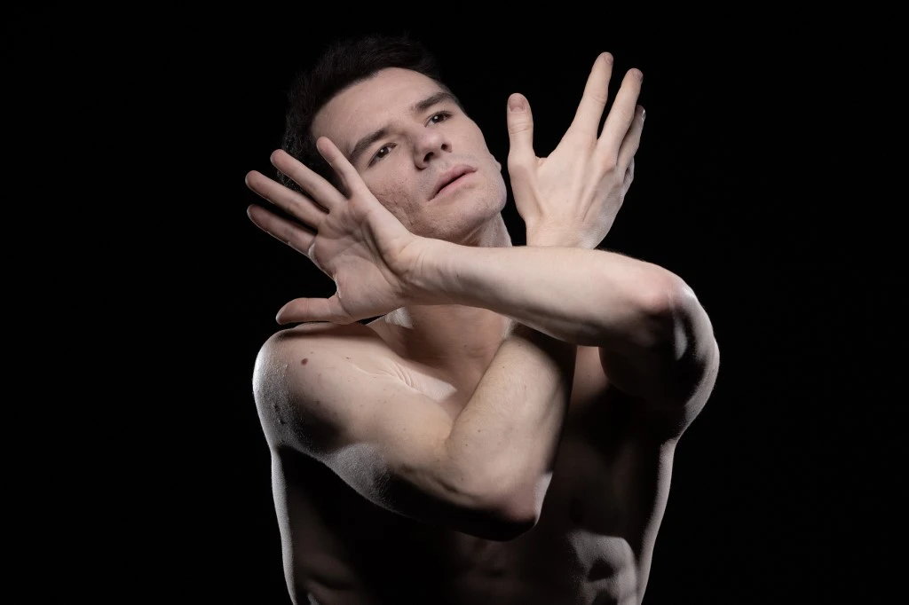 Le danseur Paul Marque, lors d'une séance photo à Paris. (AFP)