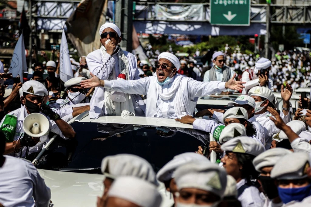 Le religieux musulman Rizieq Shihab (C), chef de l'organisation indonésienne dure FPI. (AFP)