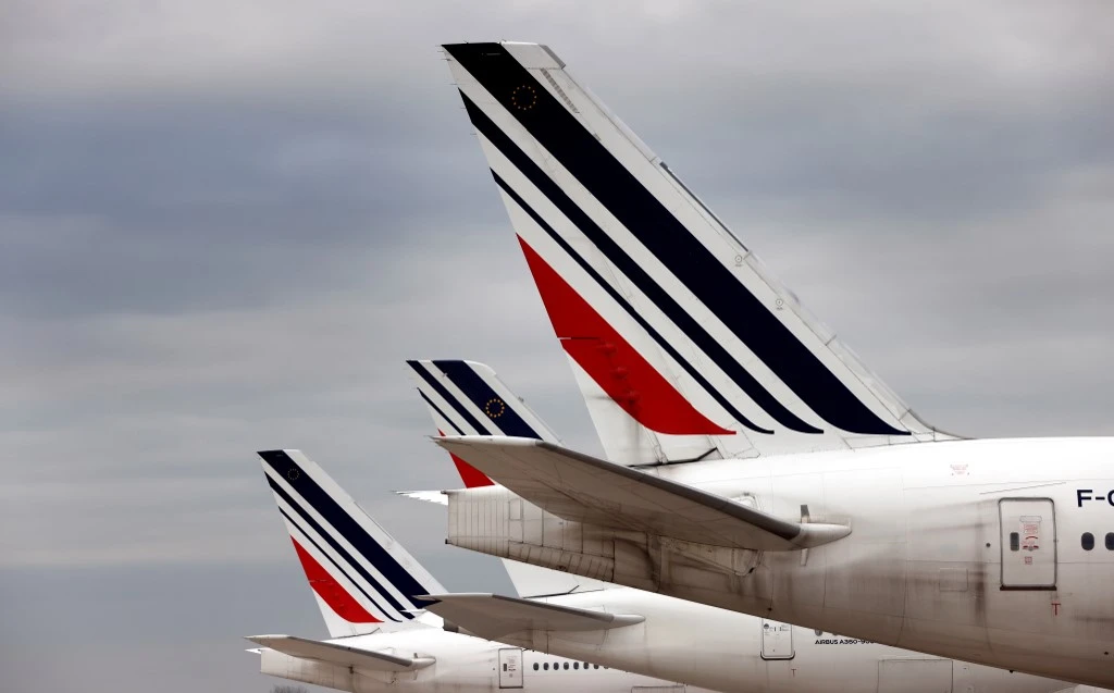 Une photo prise le 25 novembre 2020 montre des avions d'Air France stationnés à l'aéroport de Roissy, au nord de Paris. (AFP)