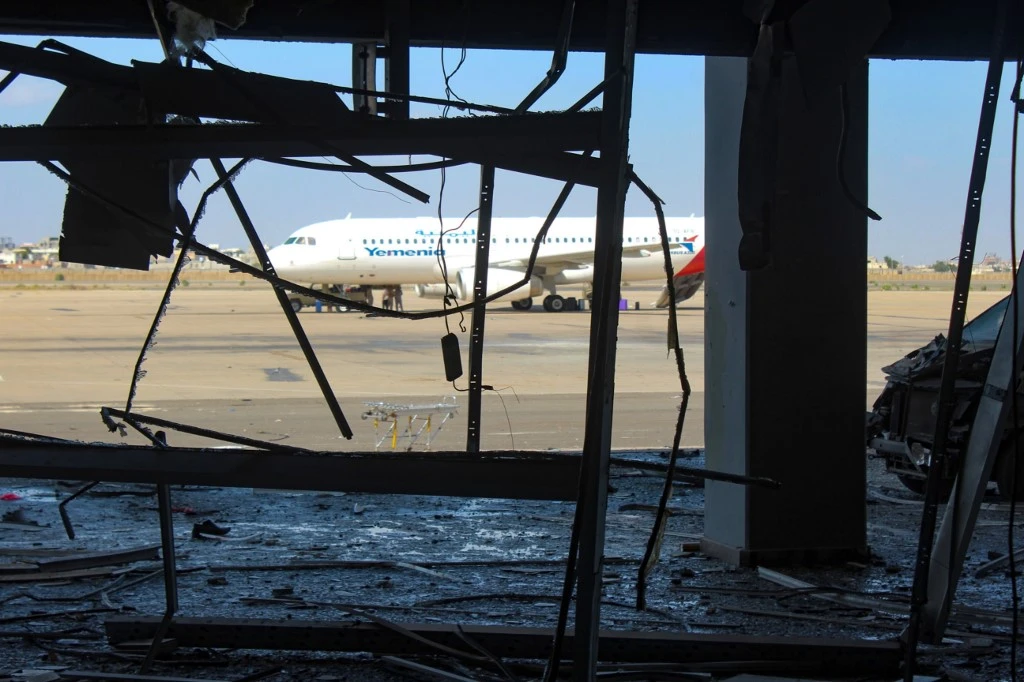 Un avion est photographié de l'intérieur de l'aéroport endommagé de la ville d'Aden, dans le sud du Yémen, le 31 décembre 2020, un jour après que des explosions ont secoué le bâtiment, tuant ou blessant des dizaines de personnes. (AFP)