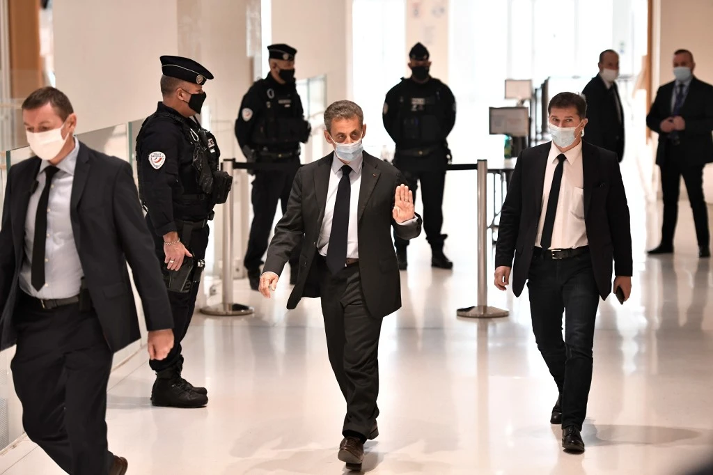 L'ancien président français Nicolas Sarkozy se rendant au procès pour corruption au palais de justice de Paris. (AFP)